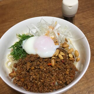 温泉卵のっけ汁なし担々麺